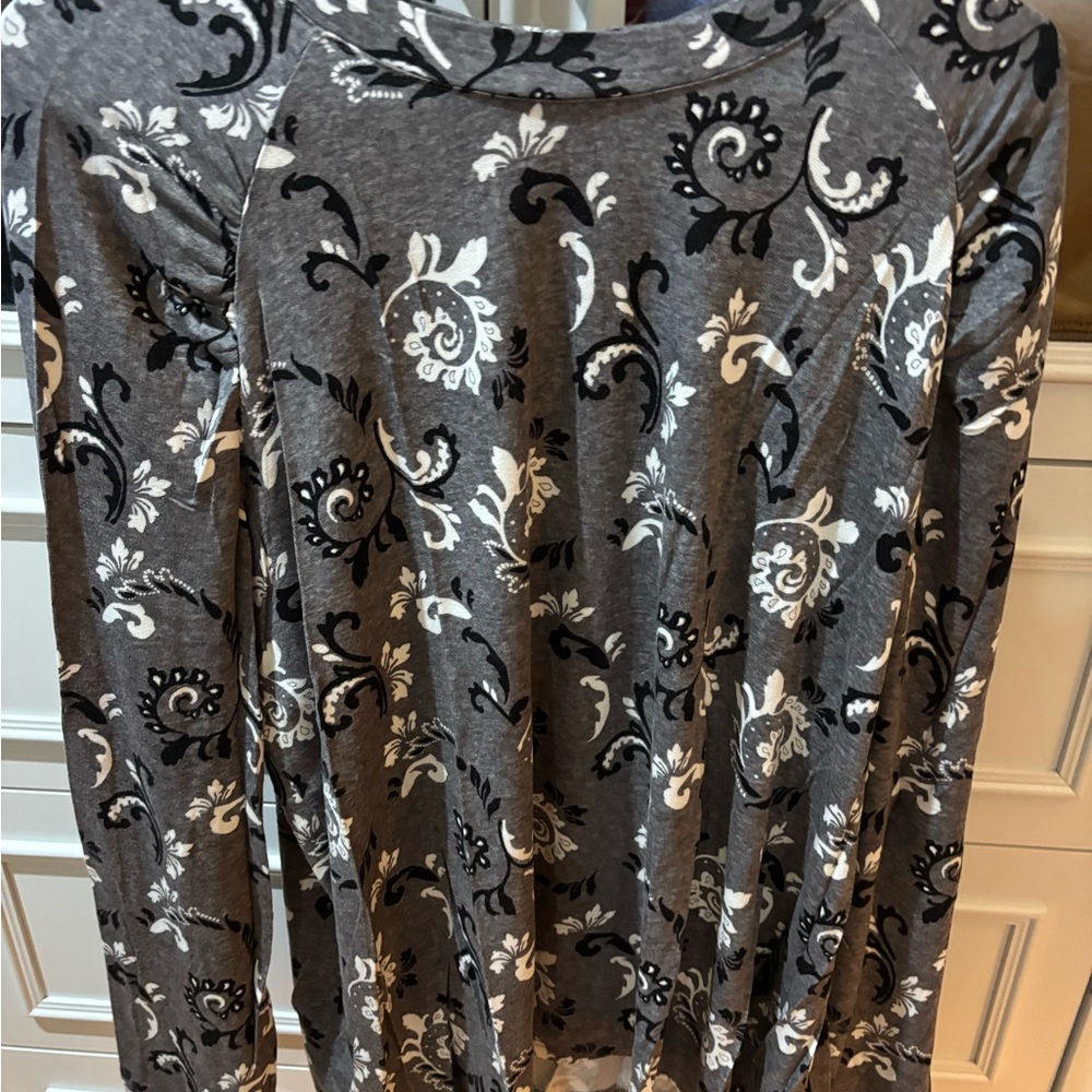 Liz Claiborne Gray and Black Patterned Top